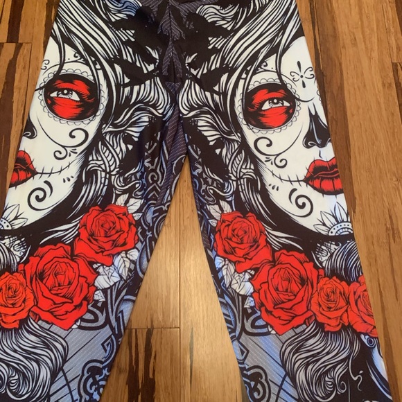Dark Roses Leggings - Picture 5 of 6